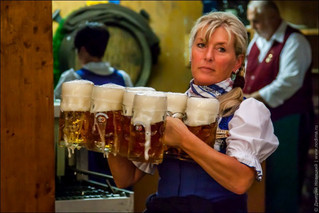 oktoberfest_waitresses_08