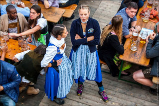 oktoberfest_waitresses_19