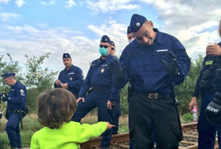 Μικρός πρόσφυγας προσφέρει μπισκότο σε αστυνομικό