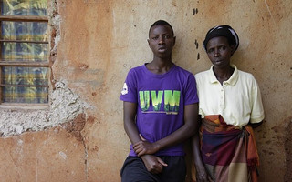 Ο Olivier Utabazi, 19 ετών , και η μητέρα του, Epiphane Mukamakombe, 44, έξω από το σπίτι τους στην Kibilizi. Ο γιος που απέκτησε από βιασμό είναι σήμερα  ο μόνος συγγενής της εν ζωή αφού η υπόλοιπη οικογένειά της σκοτώθηκε κατά την γενοκτονία 