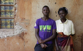 Ο Olivier Utabazi, 19 ετών , και η μητέρα του, Epiphane Mukamakombe, 44, έξω από το σπίτι τους στην Kibilizi. Ο γιος που απέκτησε από βιασμό είναι σήμερα ο μόνος συγγενής της εν ζωή αφού η υπόλοιπη οικογένειά της σκοτώθηκε κατά την γενοκτονία Ο Olivier Utabazi, 19 ετών , και η μητέρα του, Epiphane Mukamakombe, 44, έξω από το σπίτι τους στην Kibilizi. Ο γιος που απέκτησε από βιασμό είναι σήμερα ο μόνος συγγενής της εν ζωή αφού η υπόλοιπη οικογένειά της σκοτώθηκε κατά την γενοκτονία