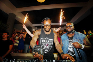 O ÔÆÉÌÐÑÉË ÓÉÓÅ ÓÅ ÑÏËÏ DJ ÓÅ ÍÕ×ÔÅÑÉÍÏ ÊÅÍÔÑÏ ÔÇÓ ×ÁËÊÉÄÁÓ (ÊÁÔÙÌÅÑÇÓ ÊÙÓÔÁÓ/EUROKINISSI)