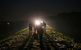 Migrants walk from Dobova towards a transit camp in Brezice, Slovenia October 21, 2015.   REUTERS/Antonio Bronic