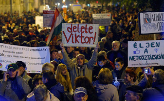 Για μερόνυχτα, χιλιάδες Ούγγροι διαδήλωναν στους δρόμους της Βουδαπέστης, μέχρι που ο νόμος φορολόγησης του ίντερνετ αποσύρθηκε 