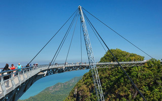 Μαλαισία. Η γέφυρα Langkawi ολοκληρώθηκε το 2004 και βρίσκεται σε ύψος 100 μέτρων από το έδαφος, στο βουνό Machinchang. Μπορεί να «σηκώσει» ταυτόχρονα 250 άτομα που θα απολαύσουν την ανεμπόδιστη θέα. Μαλαισία. Η γέφυρα Langkawi ολοκληρώθηκε το 2004 και βρίσκεται σε ύψος 100 μέτρων από το έδαφος, στο βουνό Machinchang. Μπορεί να «σηκώσει» ταυτόχρονα 250 άτομα που θα απολαύσουν την ανεμπόδιστη θέα.