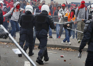 Demonstrators clash with riot police during a march against government reforms and cost-cutting measures in Brussels, October 7, 2015.    REUTERS/Yves Herman