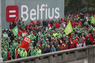 Trade union members march in central Brussels during a protest over the government's reforms and cost-cutting measures, October 7, 2015.  REUTERS/Francois Lenoir