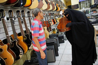 burqa_wearing_rock_guitarist_02