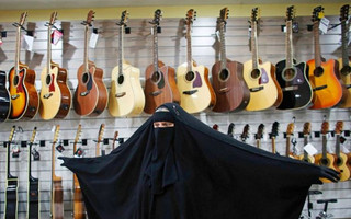 burqa_wearing_rock_guitarist_03