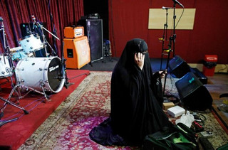 burqa_wearing_rock_guitarist_07