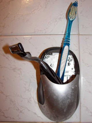 funny-unusual-Toothbrush-Holders-4
