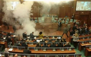 Έριξαν ξανά δακρυγόνο στη Βουλή του Κοσόβου