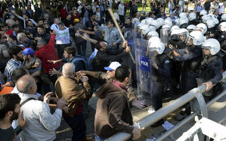 Demonstrators confront riot police following explosions during a peace march in Ankara, Turkey, October 10, 2015. At least 30 people were killed when twin explosions hit a rally of hundreds of pro-Kurdish and leftist activists outside Ankara's main train station on Saturday in what the government described as a terrorist attack, weeks ahead of an election. REUTERS/Stringer