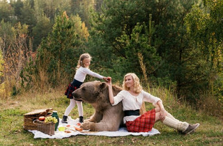 bear_picnic_incredible_photographs_08