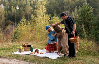 bear_picnic_incredible_photographs_10