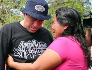 Με τη μητέρα του νεκρού φίλου του, Roselia Diaz