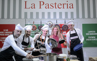  Οι Maestri Di Pasta της La Pasteria με τη δημοσιογράφο Τζένη Μελιτά μόλις έχουν ολοκληρώσει το μουσικό τους πρόγραμμα 
