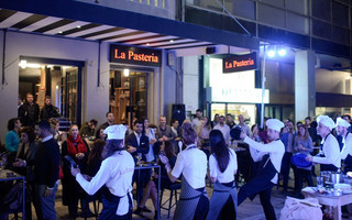 Φίλοι και περαστικοί της La Pasteria συμμετέχουν στο πολύωρο party, που ξεσήκωσε την περιοχή