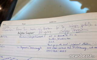 Η υπογραφή της Άντζελας Γκερέκου στο βιβλίο επισκεπτών