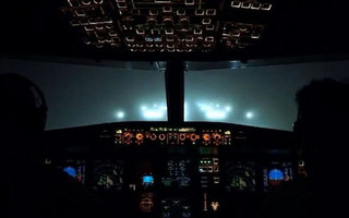 Πιλότος προσγειώνει αεροσκάφος μέσα σε πυκνή ομίχλη