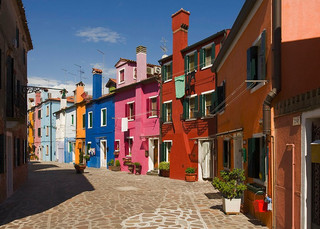 1024px-Burano_Red_Bucket