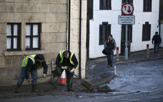 2015-12-27T094249Z_1179878770_LR2EBCR0QZ205_RTRMADP_3_BRITAIN-FLOODS