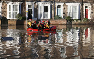 2015-12-27T110413Z_1263877463_LR2EBCR0UQP0E_RTRMADP_3_BRITAIN-FLOODS