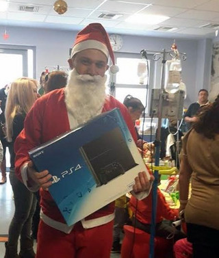 O Άγιος Βασίλης με την κονσόλα PlayStation 4 που προσφέρθηκε στα παιδιά της Ογκολογικής Μονάδας Παίδων