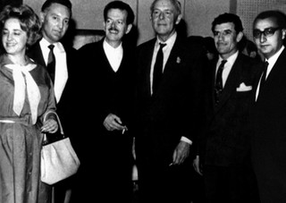 Ο Μάκης Μάτσας με τον Βασίλη Τσιτσάνη, τον Γρηγόρη Μπιθικώτση, τον Sir Joseph Lockwood, τον Βασίλη Τσιτσάνη, τον Jacque Bevieur και την Πόλυ Πάνου στα εγκαίνια των νέων στούντιο της Columbia