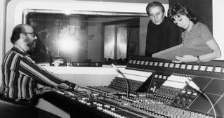 1972: Ο Απόστολος Καλδάρας με τη Χαρούλα Αλεξίου στο studio Columbia με τον ηχολήπτη Γιώργο Κωνσταντόπουλο