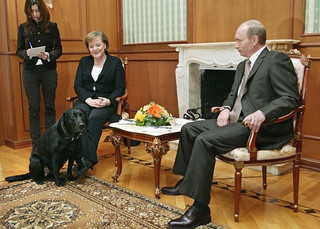 merkel-putin-dog-2_3546987b