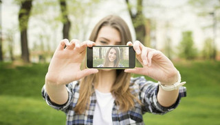 Το μυστικό για να βγάζετε ωραίες selfie που λίγοι γνωρίζουν