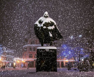 snow_transforms_this_statue_into_darth_vader_640_05