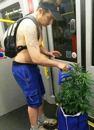 the_most_outlandish_things_you_will_ever_see_on_the_nyc_subway_640_14