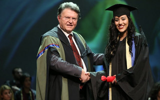 Ο πρόεδρος του Mediterranean College κ. Σοφοκλής Ξυνής συγχαίρει την απόφοιτη του Mediterranean College