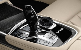 bmw_m760li_xdrive_in3