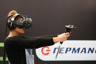 Η Μαίρη Συνατσάκη ζει μια εμπειρία εικονικής πραγματικότητας με το HTC Vive VR Headset 