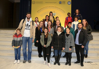 O Περιφερειακός Διευθυντής Καταστημάτων Forthnet, Ηλίας Κούρος, με τον διεθνή μπασκετμπολίστα, Λάζαρο Παπαδόπουλο, και παιδιά με εκπροσώπους κοινωνικών φορέων της Θεσσαλονίκης 