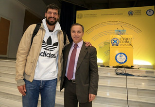 O διεθνής μπασκετμπολίστας Λ. Παπαδόπουλος με τον εκπρόσωπο της Forthnet, Ηλία Κούρο