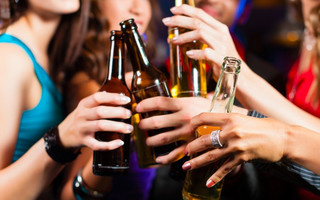 Πόσο αλκοόλ πίνουν οι Έλληνες, πότε θεωρείται κάποιος αλκοολικός