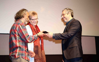 Η Σουζάνε Μπάουζινγκερ και ο Στέλιος Ευσταθόπουλος παραλαμβάνουν το Βραβείο Κοινού Fischer, κατηγορία «Ελληνική Παραγωγή άνω των 45’» για την ταινία “Argo Navis” από τον Γιάννη Κατσούγκρη, Sponsorship Manager της Αθηναϊκής Ζυθοποιίας
