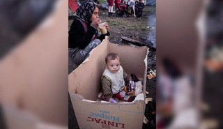 Το μωρό που ζει μέσα σε χαρτόκουτο στην Ειδομένη