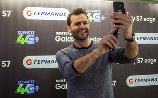 Ο Παναγιώτης Μπουγιούρης βγάζει selfies με το Samsung Galaxy S7 edge