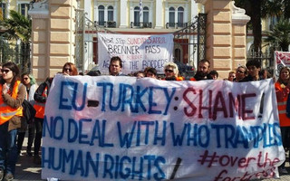 Ιταλοί ακτιβιστές διαμαρτύρονται έξω από το Μακεδονίας-Θράκης