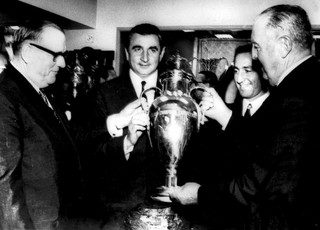 Ο Μπερναμπέου παραλαμβάνει το ευρωπαϊκό κύπελλο μετά τη νίκη της ομάδας το 1965-1966