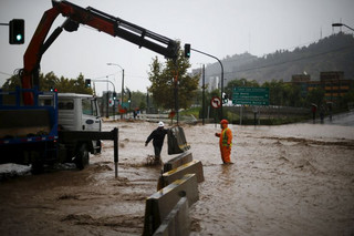 2016-04-17T184402Z_126252000_GF10000385753_RTRMADP_3_CHILE-RAINS