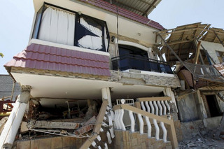 2016-04-17T192659Z_948782530_GF10000385821_RTRMADP_3_ECUADOR-QUAKE