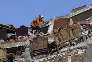 2016-04-18T173544Z_2068166967_GF10000387091_RTRMADP_3_ECUADOR-QUAKE