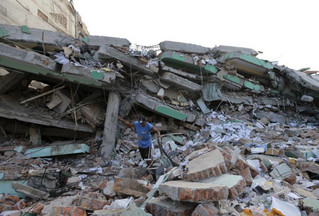 2016-04-18T174159Z_370816769_GF10000387128_RTRMADP_3_ECUADOR-QUAKE