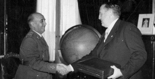 Χειραψία του Μπερναμπέου με το δικτάτορα Φράνκο Χειραψία του Μπερναμπέου με το δικτάτορα Φράνκο